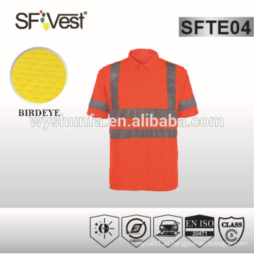 Botão personalizado acima do projeto da camisa com a fita reflexiva da visibilidade elevada conformam-se a EN ISO20471